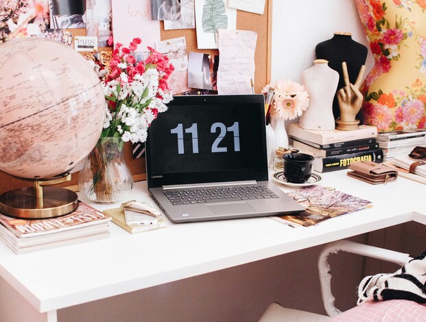 How to decorate your work desk at home
